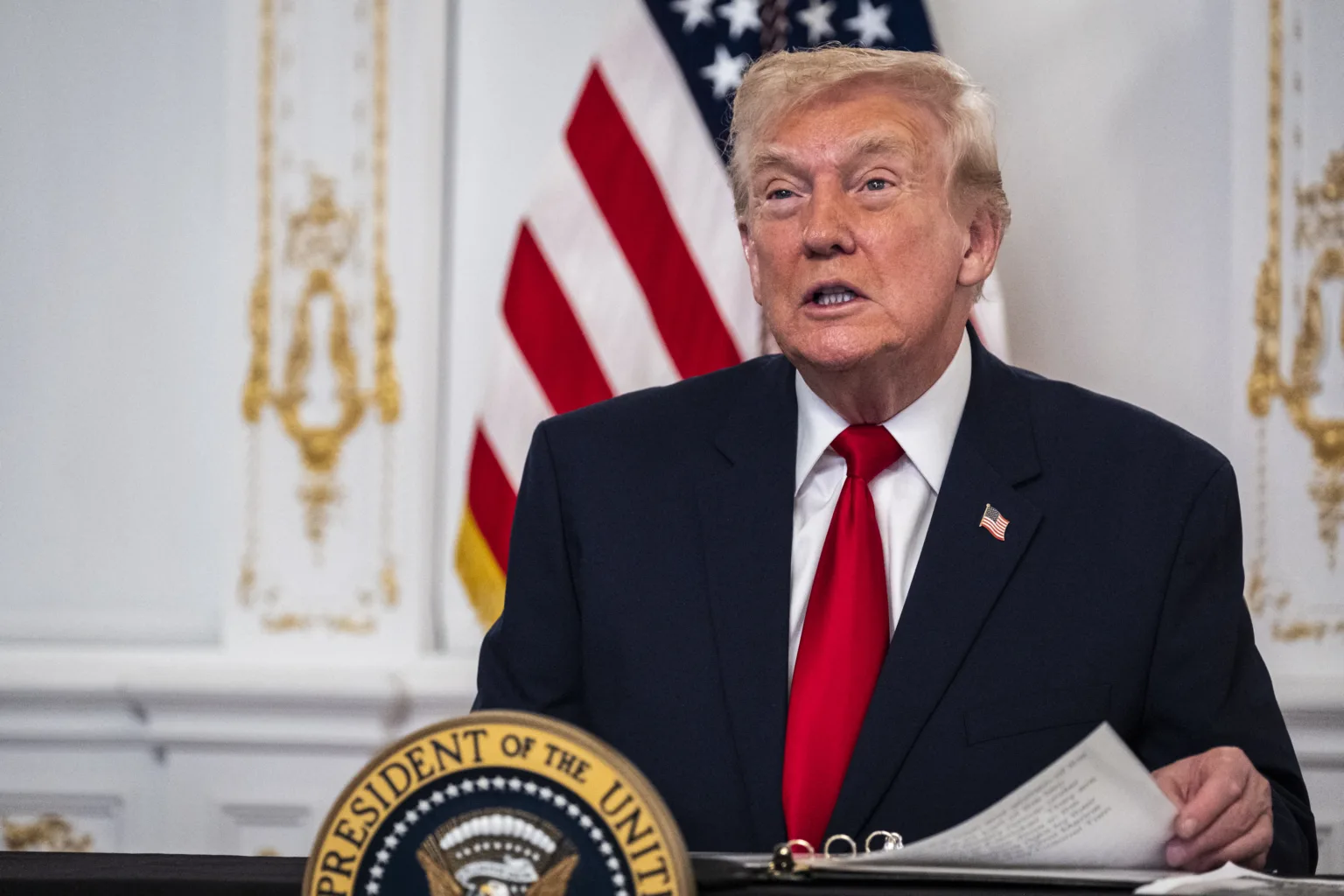 Presidente dos EUA Donald Trump participa de uma chamada com militares estadunidenses de seu clube Mar-a-Lago, na Flórida, no Dia de Ação de Graças, em 27 de novembro de 2025, em Palm Beach, Flórida. | Crédito: Pete Marovich/Getty Images/AFP