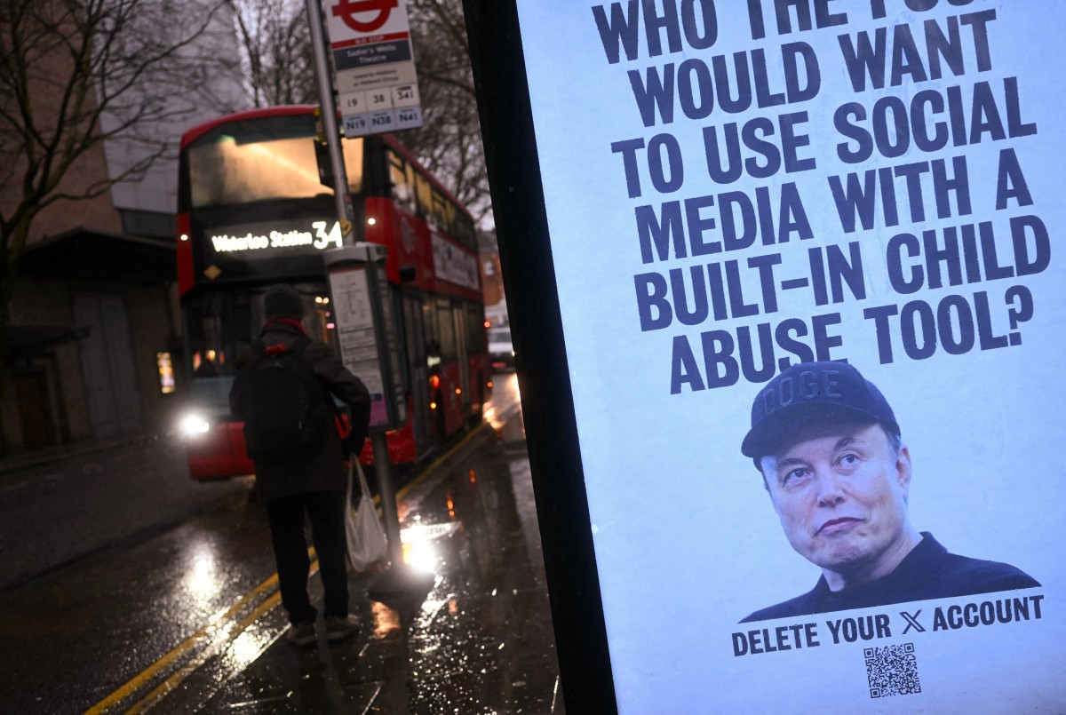 Cartaz em ponto de ônibus em Londres convoca usuários a apagarem suas contas no X, de Elon Musk,por causa da ferramenta de geração de imagens da IA | Crédito: Justin Tallis/AFP